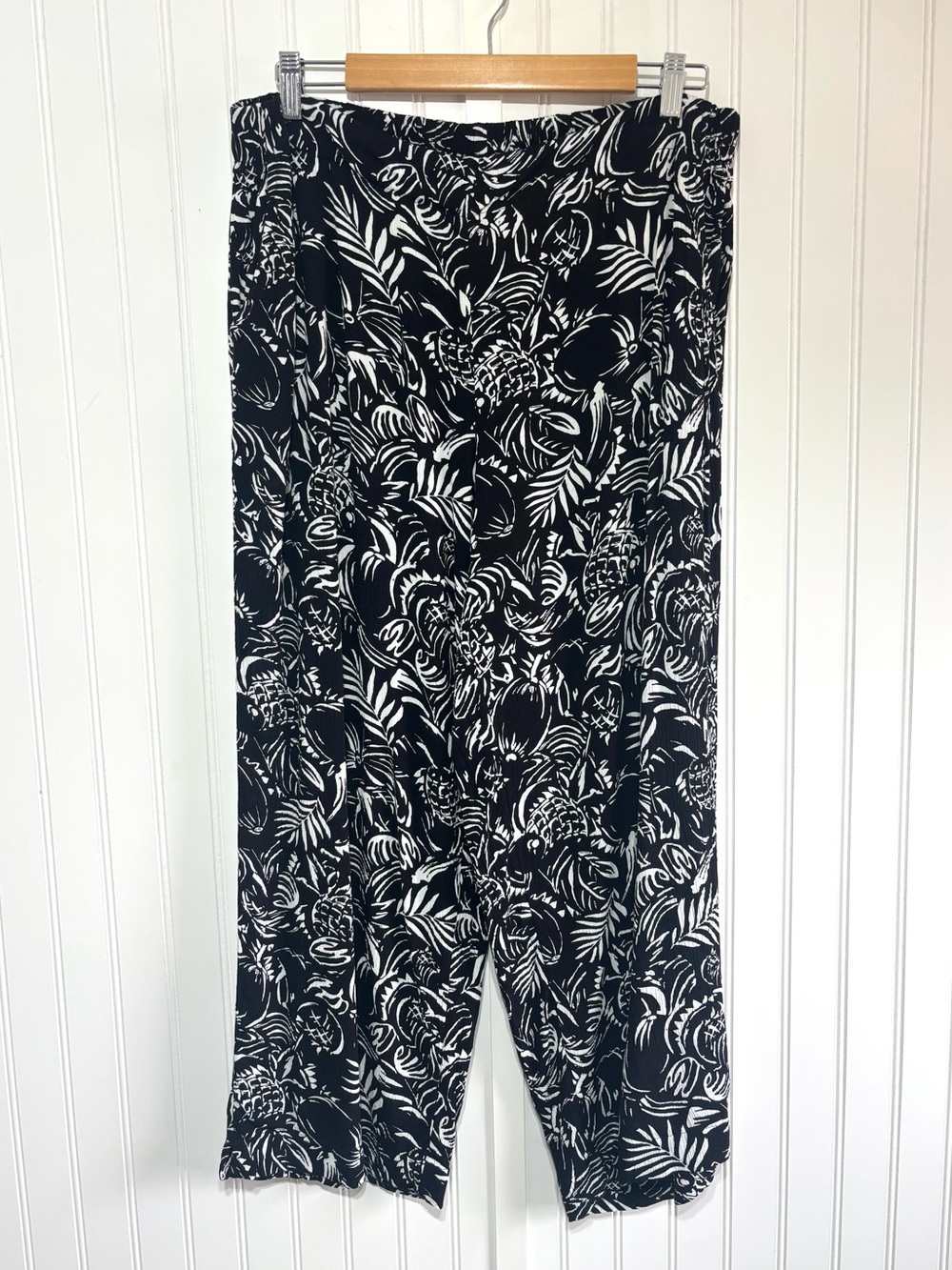 Chico’s Tropical Print Cropped Pants Black White Pull On Rayon Size Large (2)